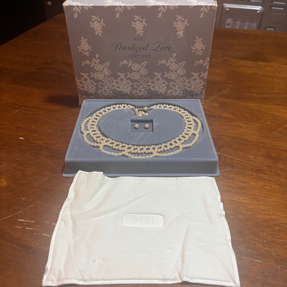 Vintage 1987 Avon Pearlized Lace Gift Set Faux Pearl Neckace & Earrings (NIB) - Picture 2 of 10